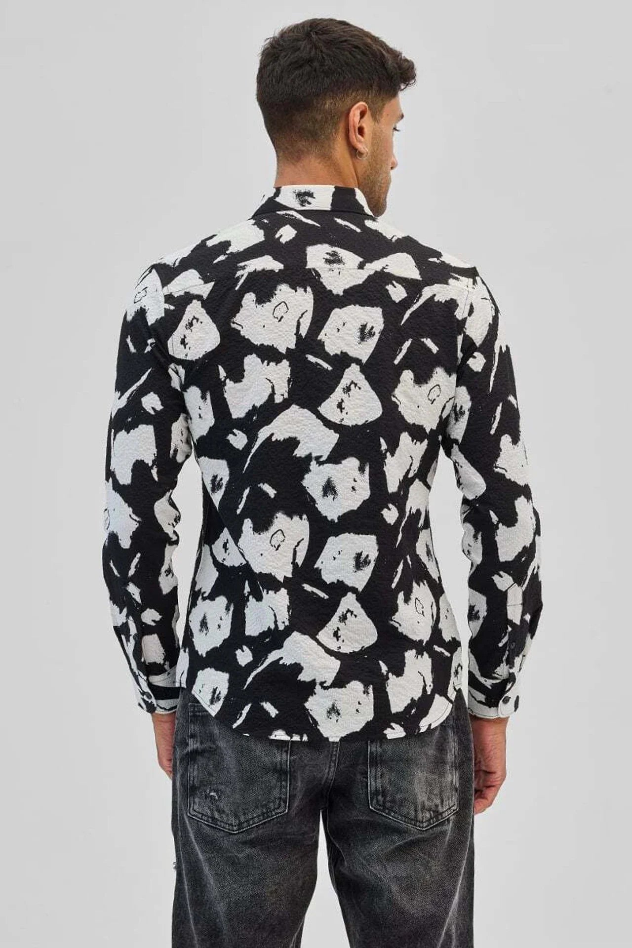 Snitch Black White Slim Fit Printed Spread Collar Shirt for Men